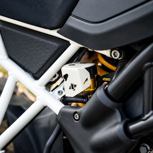 Silver CNC-machined aluminium Casque rear oil cap installed on a TVS Apache RTX 300 motorcycle frame