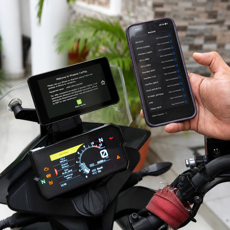 Motodrift Aoocci C3 Plus 5-inch motorcycle wireless touchscreen display mounted on handlebars with smartphone pairing