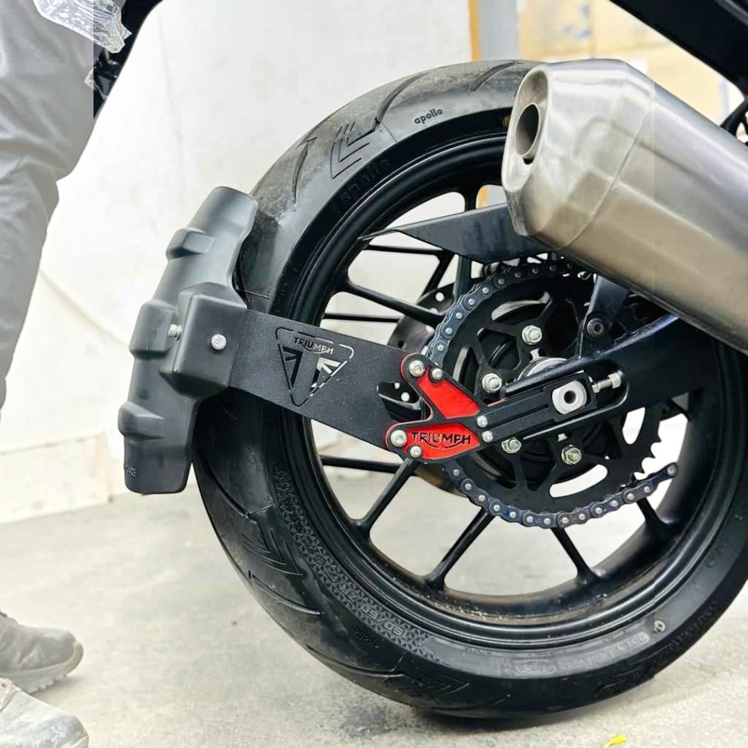 Motodrift rear tyre hugger for Triumph Speed 400 with black matte finish and red branded mounting bracket